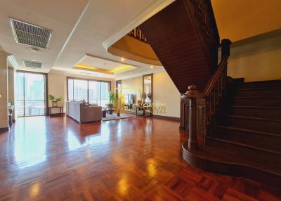 Luxurious 4 Bed Duplex Penthouse in Phloenchit