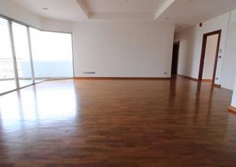 Baan Suan Plu Condominium  Large 3 Bedroom Property in Sathorn