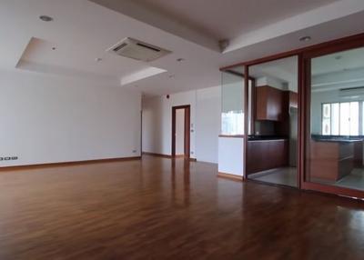 Baan Suan Plu Condominium  Large 3 Bedroom Property in Sathorn