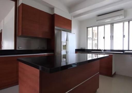 Baan Suan Plu Condominium  Large 3 Bedroom Property in Sathorn