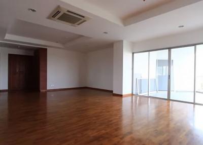 Baan Suan Plu Condominium  Large 3 Bedroom Property in Sathorn