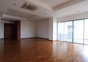 Baan Suan Plu Condominium  Large 3 Bedroom Property in Sathorn