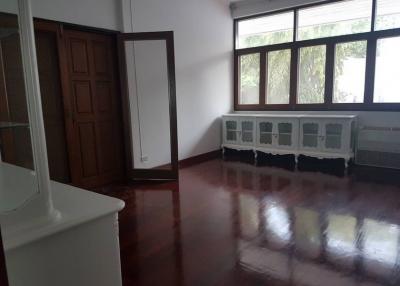 Large 5 Bedroom House For Rent in Thonglor