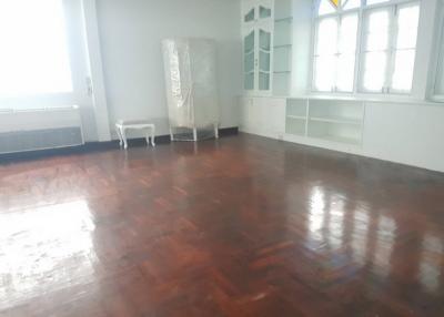 Large 5 Bedroom House For Rent in Thonglor