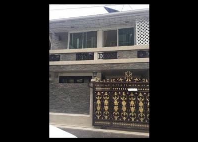 4 Bedroom Phrom Phong House Suitable For Residential And Business Use