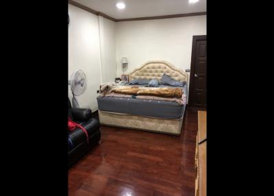 4 Bedroom Phrom Phong House Suitable For Residential And Business Use