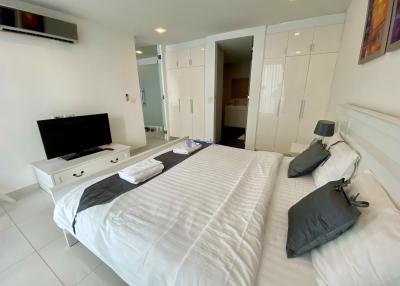1 Bedroom Condo in Club Royal Wongamat C011317