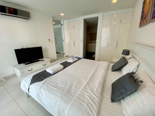 1 Bedroom Condo in Club Royal Wongamat C011317