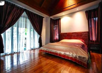 Modern Thai style 5-bedroom Poolvilla