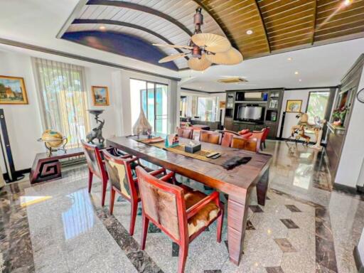 Spacious Beachfront Duplex in Wongamat