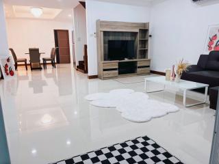 For Rent Bangkok Town House Pracha Uthit Huai Khwang