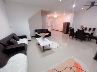 For Rent Bangkok Town House Pracha Uthit Huai Khwang