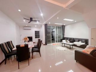 For Rent Bangkok Town House Pracha Uthit Huai Khwang