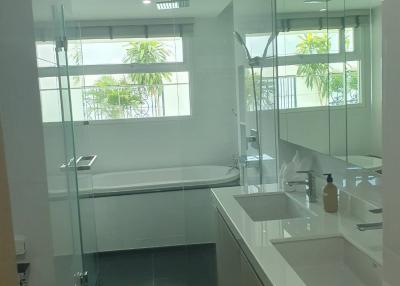 3-BR Serviced Apt. near BTS Thong Lor