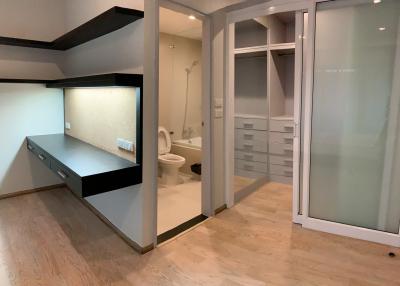 Modern bedroom with en-suite bathroom and built-in closets