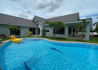 Urgent sale.....Beautiful pool villa house, good atmosphere pattaya