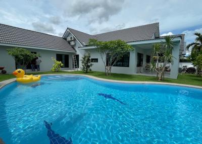 Urgent sale.....Beautiful pool villa house, good atmosphere pattaya