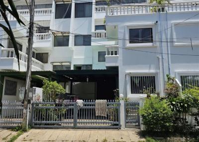 House next to the sea, available for rent, house ready to move in, Bang Lamung, Pattaya.