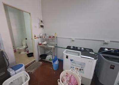 Selling a laundry business, bought immediately, can continue to do business  beach side Pattaya