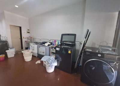 Selling a laundry business, bought immediately, can continue to do business  beach side Pattaya