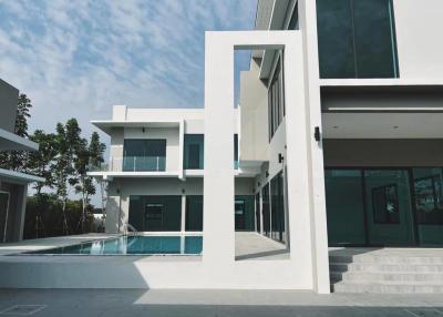 New  beautiful pool villas on land size 203sqwah in Bangkok