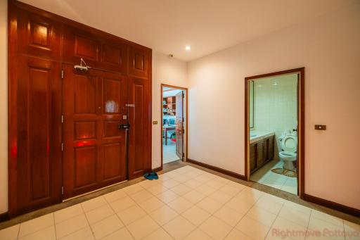 5 Bed House For Sale In North Pattaya