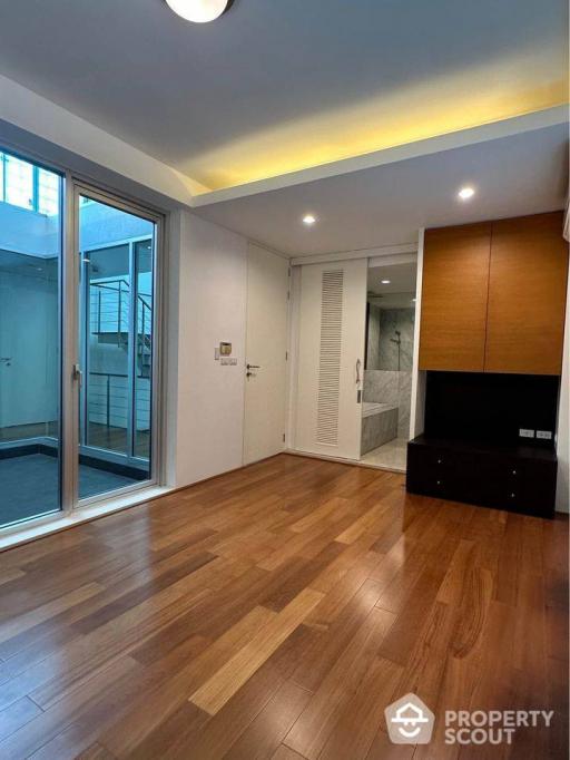 4-BR Townhouse at The Lofts Sathorn near MRT Khlong Toei