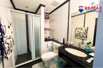 Modern bathroom with a glass shower cabin and a large mirror