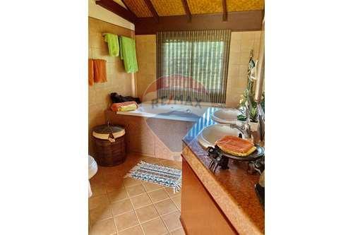 Seaside Retreat: 3 Bedrooms Beachfront Villa In Bang Por - 920121060-34