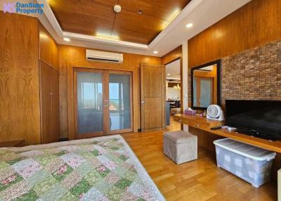 Large Seaview Beachfront Condo in Hua Hin at The Boathouse