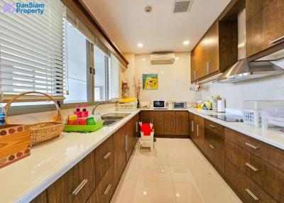 Large Seaview Beachfront Condo in Hua Hin at The Boathouse