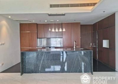 2-BR Condo at Hansar Rajdamri Condominium near BTS Ratchadamri