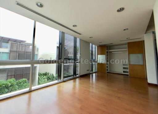 Modern 3-Bedrooms Townhouse in Secure Compound - Sathorn