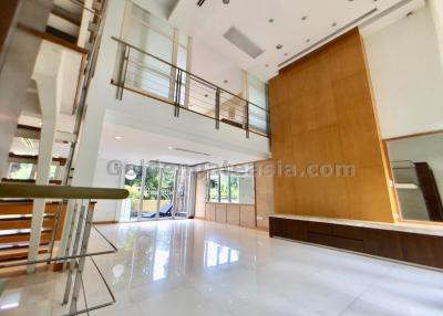 Modern 3-Bedrooms Townhouse in Secure Compound - Sathorn