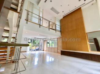 Modern 3-Bedrooms Townhouse in Secure Compound - Sathorn