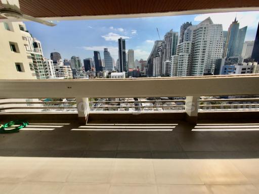 4-Bedrooms Apartment on high floor with balconies - Asok BTS