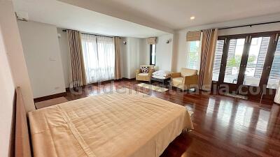 Quiet 3-Bedrooms lowrise condo near Benjasiri Park - Phrom Phong BTS