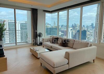 Rarely available 3-Bedrooms condo overlooking park - Phrom Phong