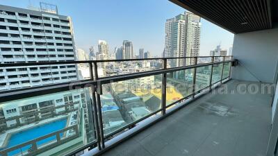 Modern 3-Bedrooms Condo unit just steps away from Phrom Phong BTS