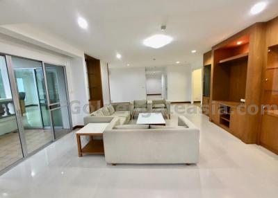 Modern 3-Bedrooms family-friendly apartment - Phrom Phong BTS