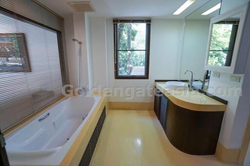 3-Bedrooms Townhome in compound - Phrom Phong BTS