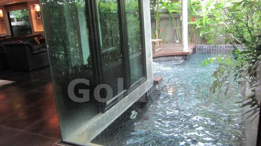 3-Bedroom Modern House with Garden and Pool - Thonglor