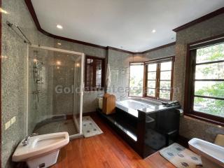 5-Bedroom Mansion with Garden " Pool For Rent - Ekkamai