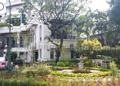 5-Bedroom Mansion with Garden " Pool For Rent - Ekkamai
