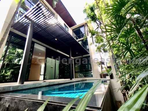 4-Bedrooms Modern House in compound with Private Swimming Pool and Garden. - Ekkamai
