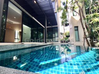 4-Bedrooms Modern House in compound with Private Swimming Pool and Garden. - Ekkamai