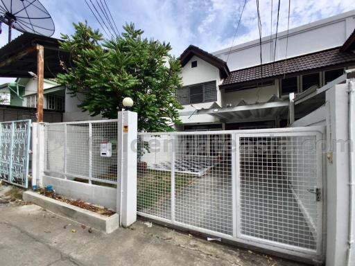 3-Bedrooms Townhouse - Ekamai