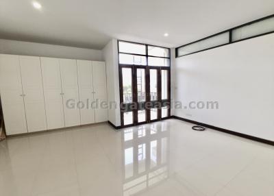 5-Bedroom Modern Townhouse For Rent - Sukhumvit soi 71