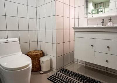 Modern bathroom with white fixtures and tiling