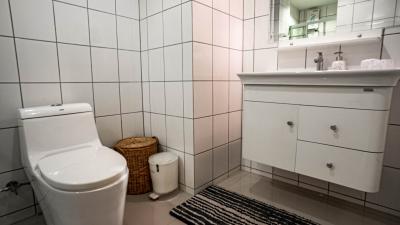 Modern bathroom with white fixtures and tiling